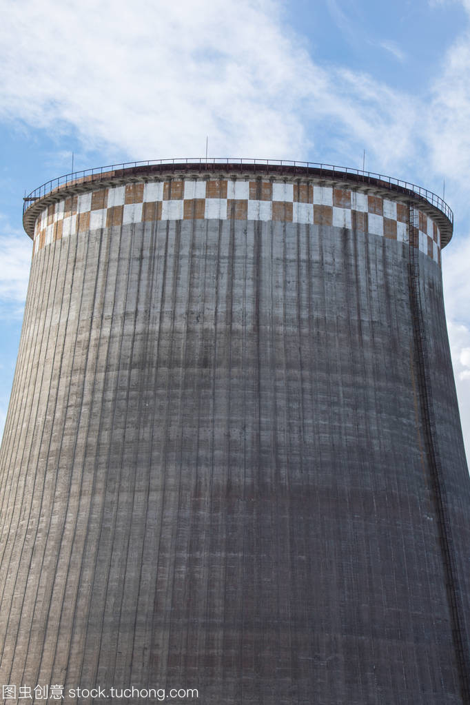 冬熱電站蒸汽冷卻塔在藍天背景下的作用與美學(xué)